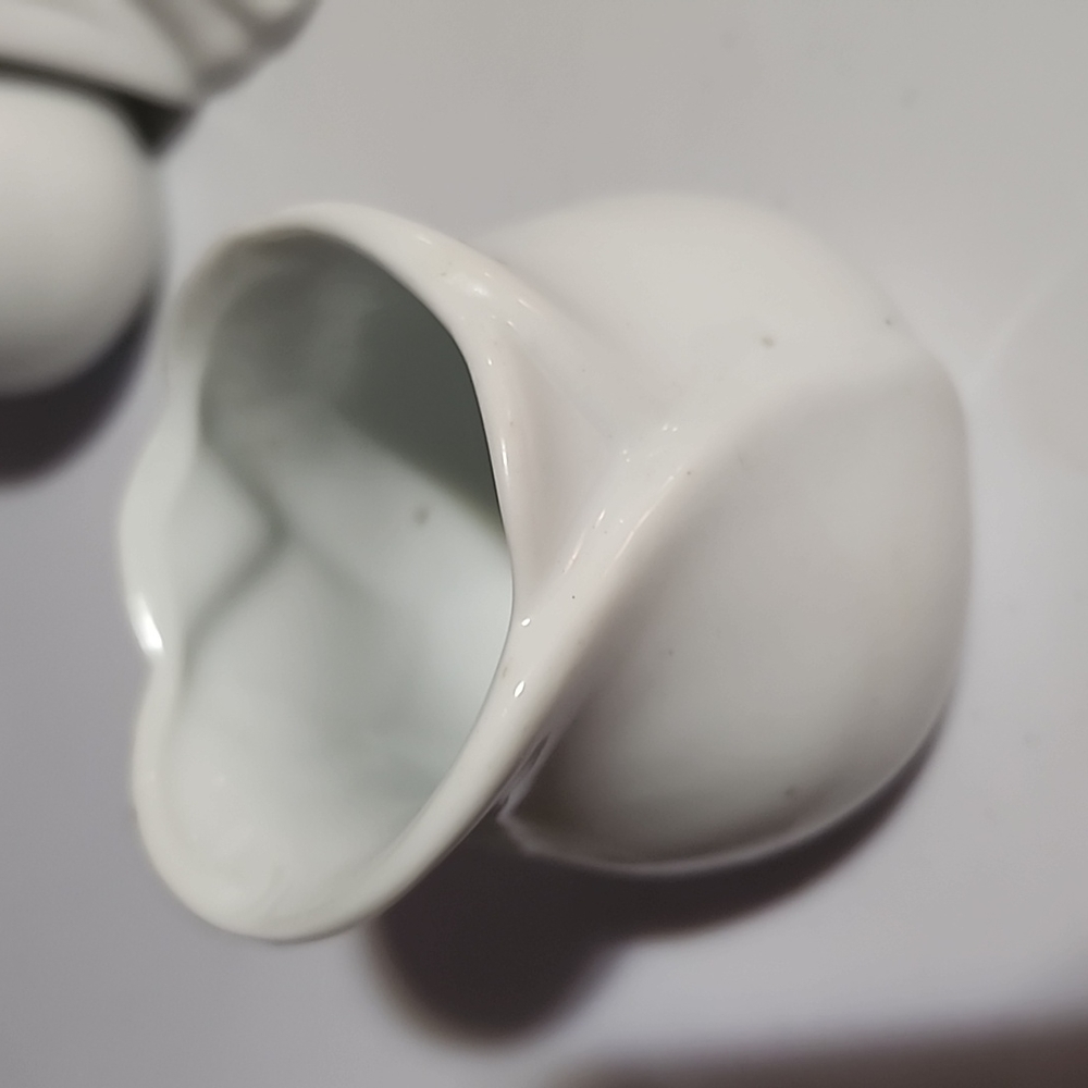 ASSORTMENT OF WHITE CERAMICS. - Picture 8 of 13